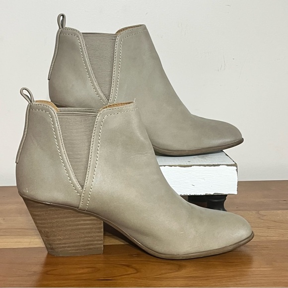 Women’s Dolce Vita Yelka Taupe Booties Stacked Heels Size 6.5 - Picture 2 of 7